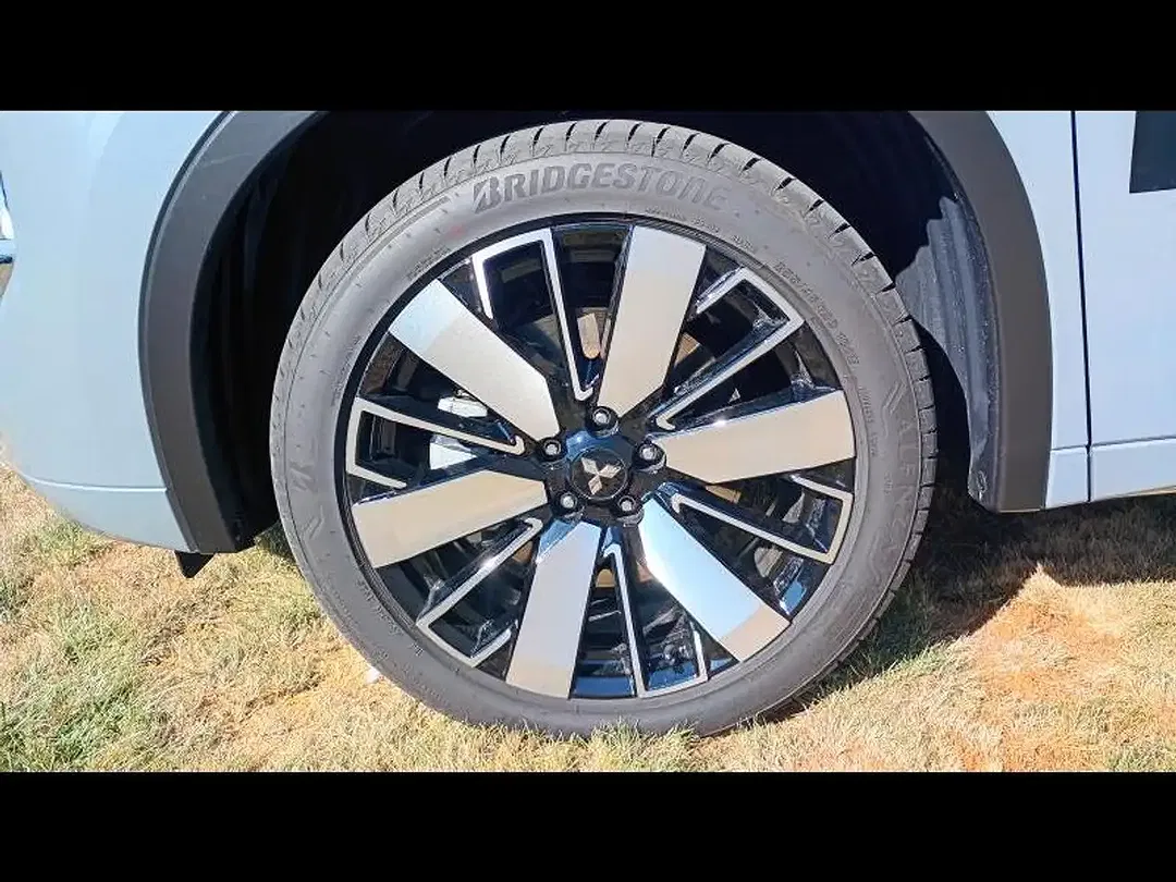 Mitsubishi Outlander - Thumbnail 12