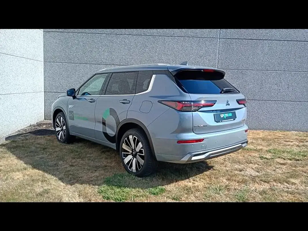 Mitsubishi Outlander - Thumbnail 3