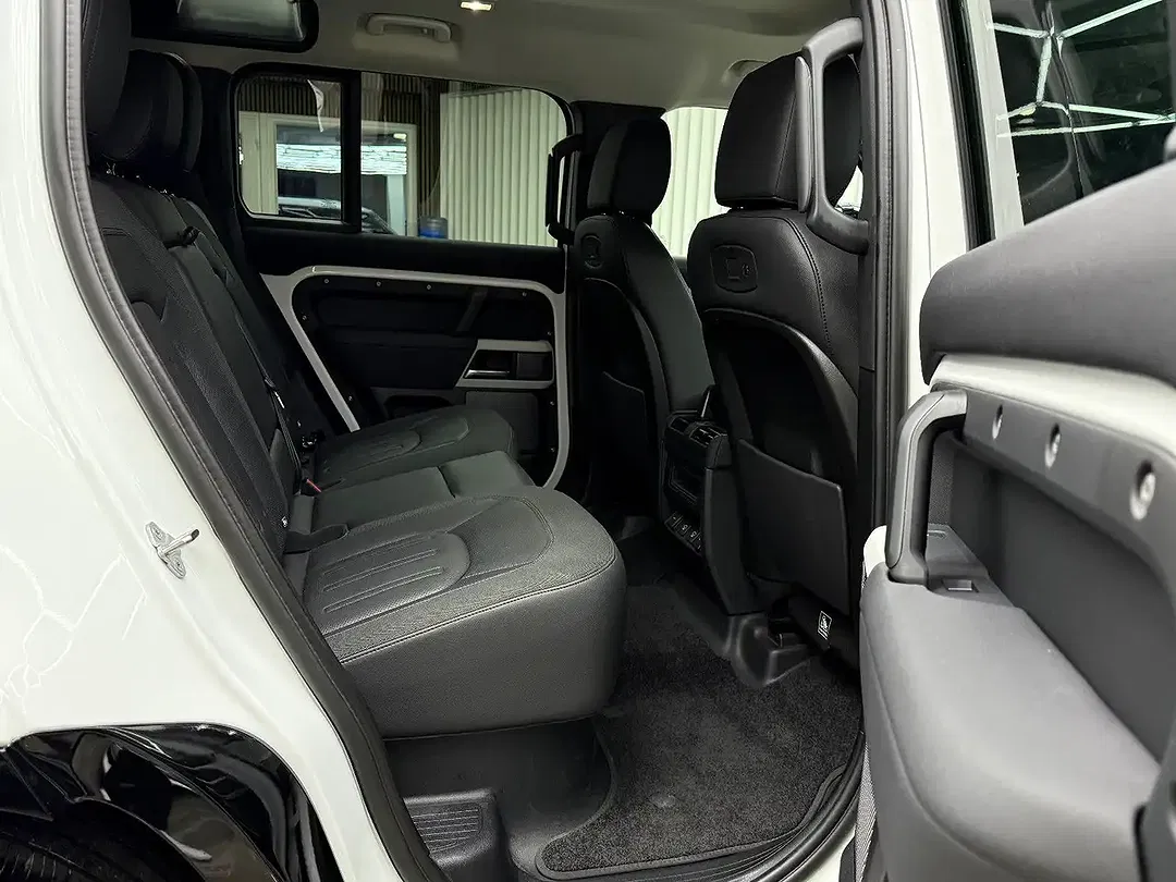 Land Rover Defender D250 110 SE - Thumbnail 12