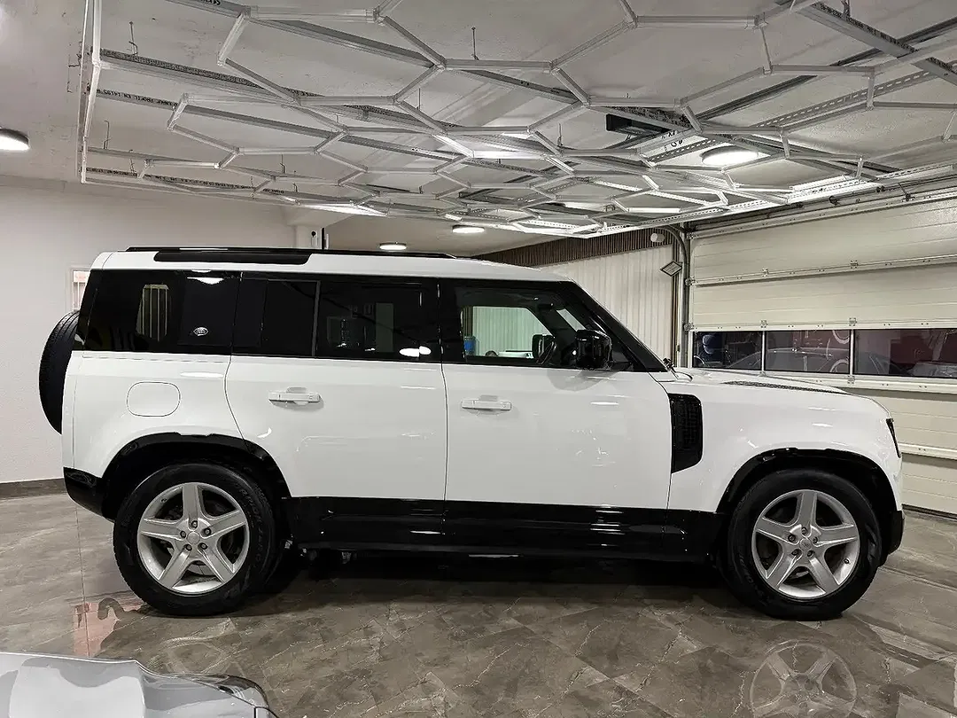 Land Rover Defender D250 110 SE - Thumbnail 5