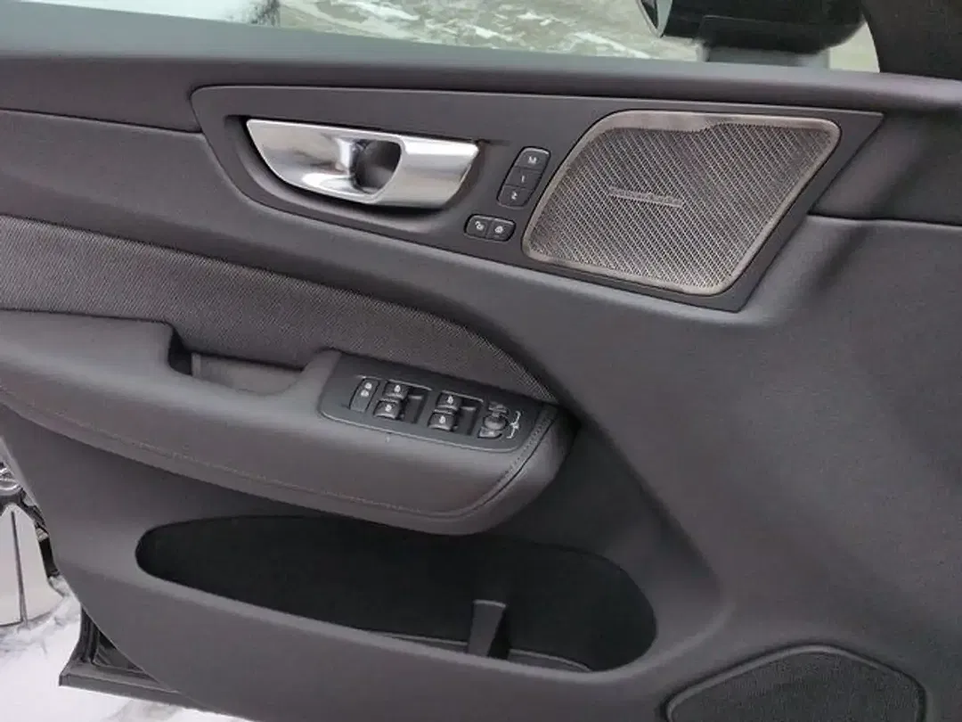 Volvo XC60 T6 AWD Plus Black Edition - Thumbnail 8