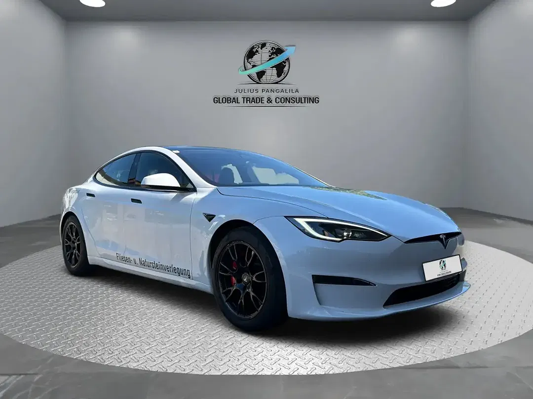 Tesla Model S Plaid - Thumbnail 3