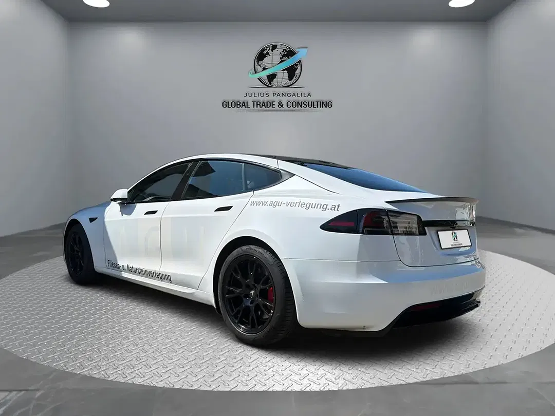 Tesla Model S Plaid - Thumbnail 4