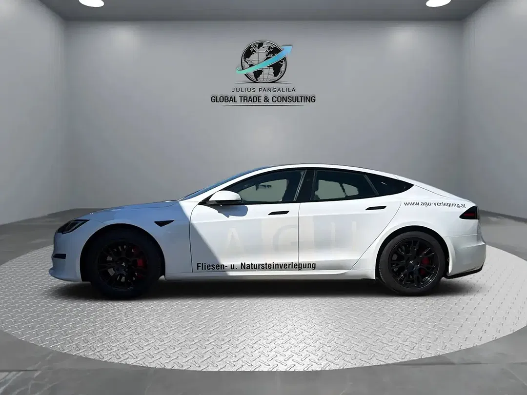 Tesla Model S Plaid - Thumbnail 5