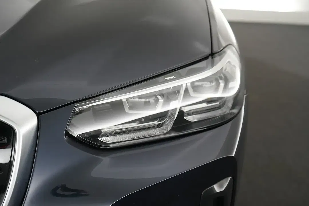 BMW iX3 - Thumbnail 6