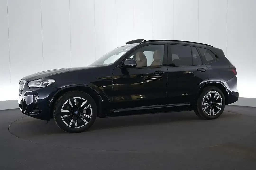 BMW iX3 - Thumbnail 3