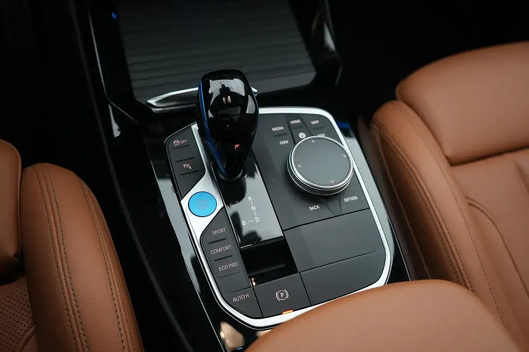 BMW iX3 - Thumbnail 5