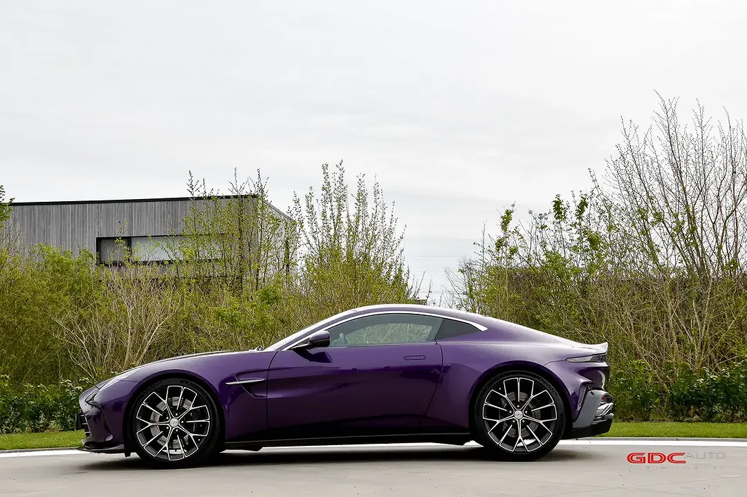 Aston Martin Vantage Coupe - Thumbnail 11