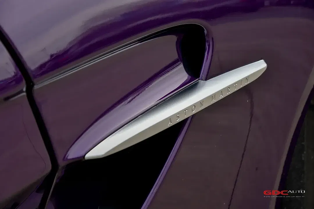 Aston Martin Vantage Coupe - Thumbnail 13