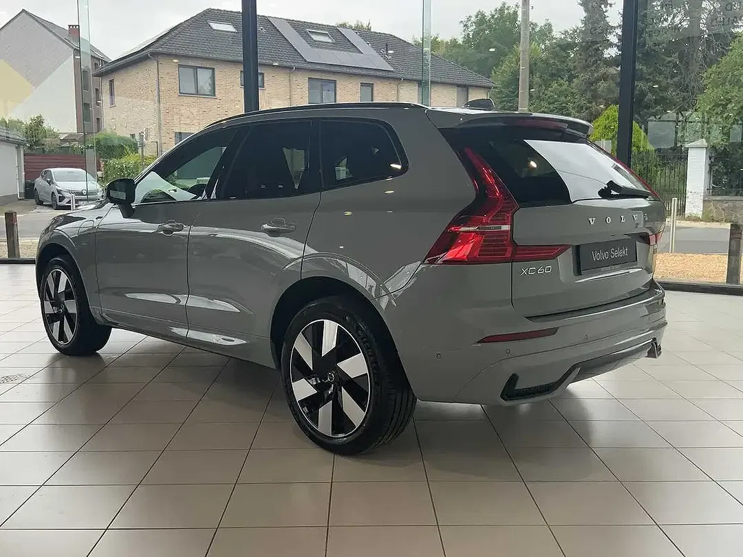 Volvo XC60 T8 PHEV Hybrid AWD Plus - Thumbnail 4