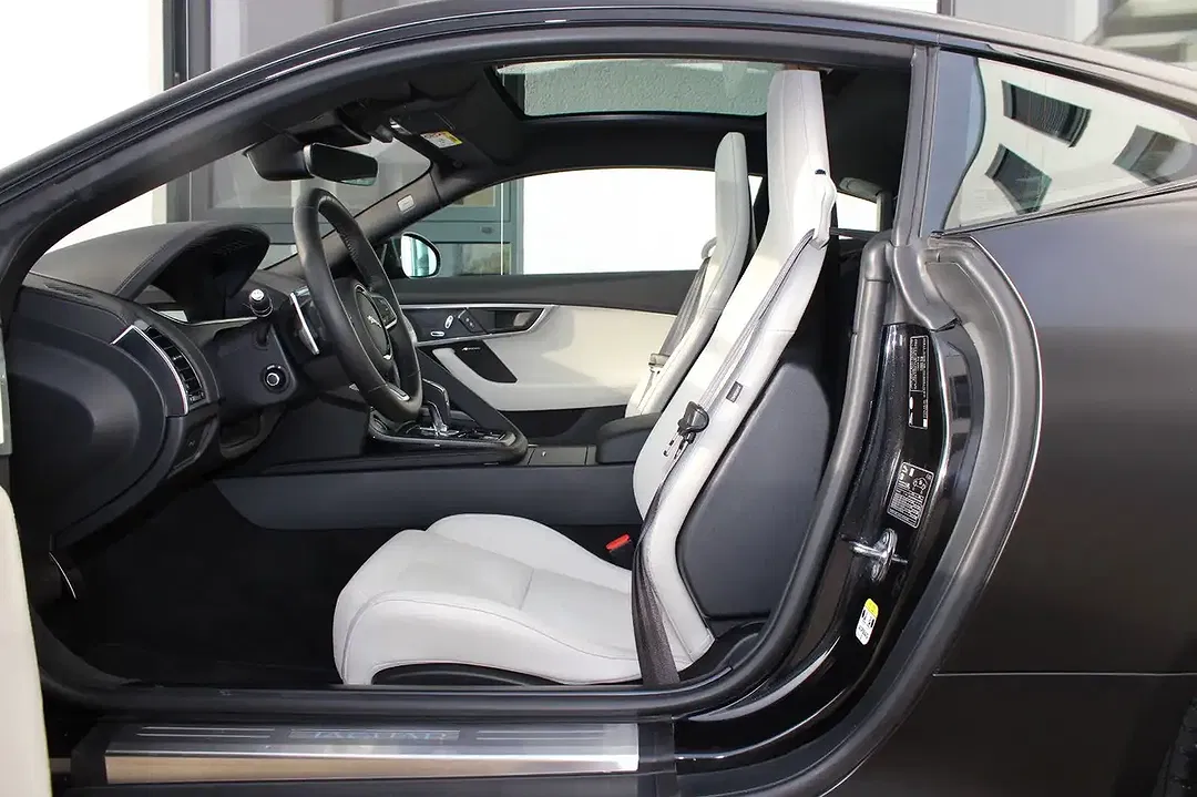 Jaguar F-Type P300 Coupe - Thumbnail 10