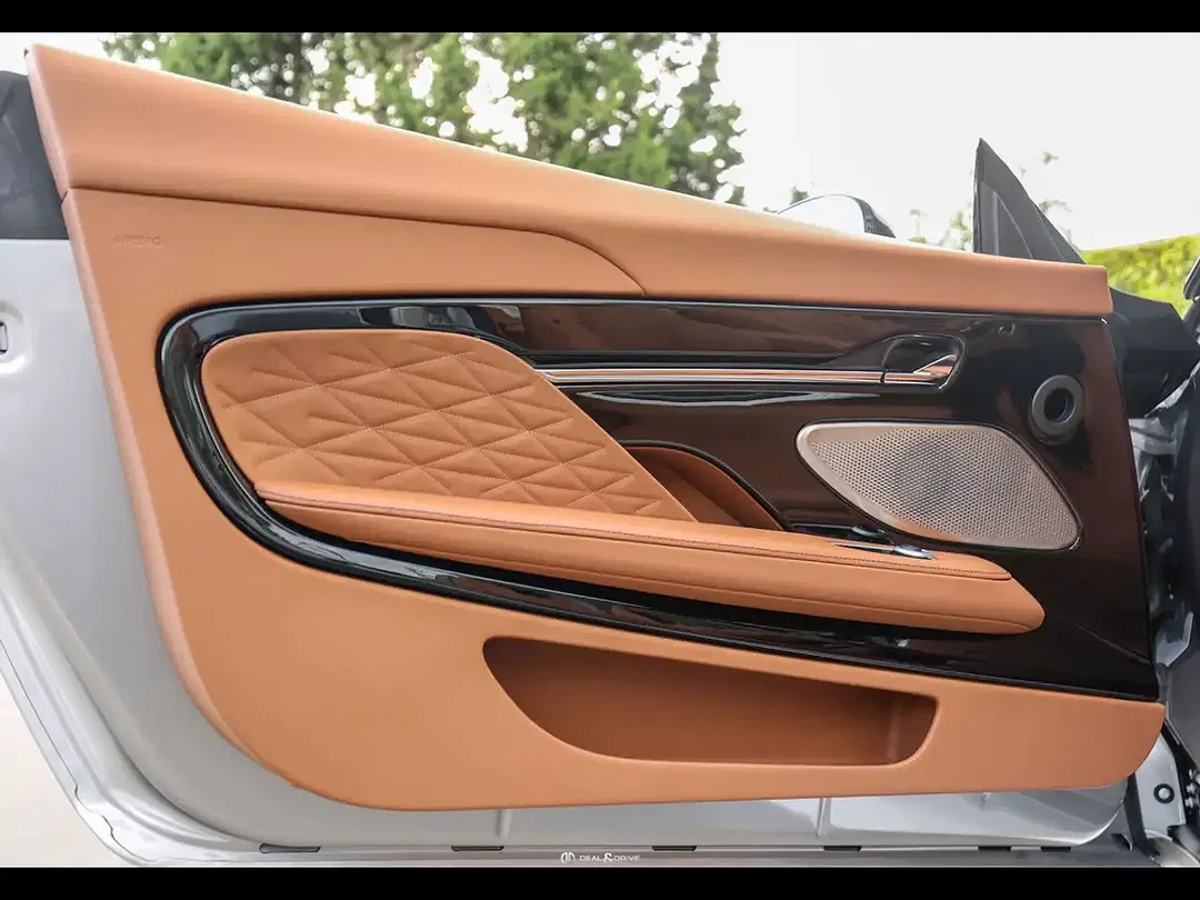 Aston Martin DB12 Volante - Thumbnail 8