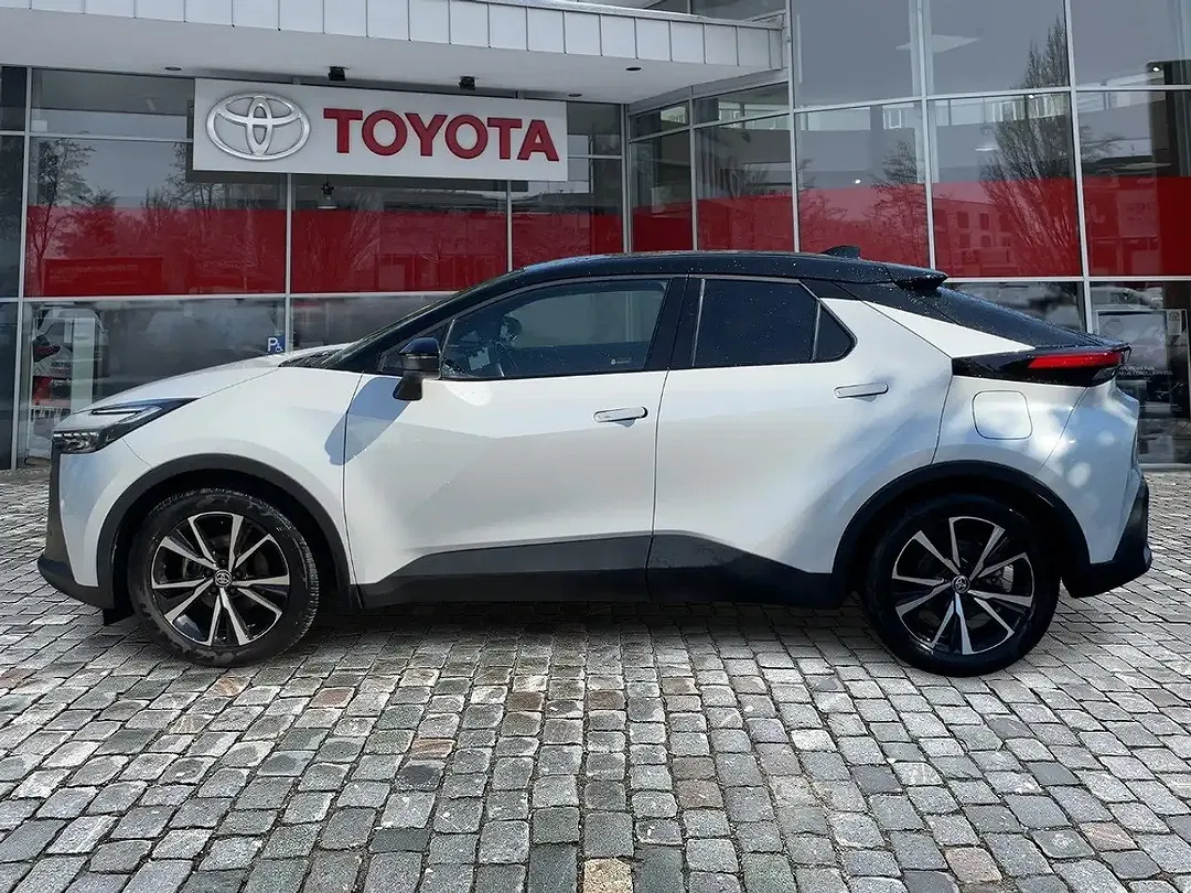 Toyota C-HR Black & White - Thumbnail 3