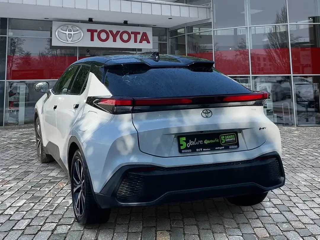 Toyota C-HR Black & White - Thumbnail 4