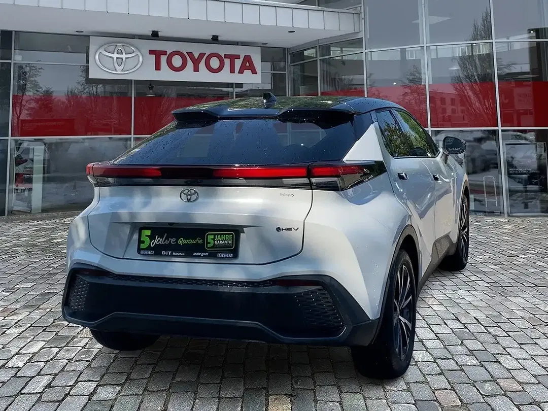 Toyota C-HR Black & White - Thumbnail 5
