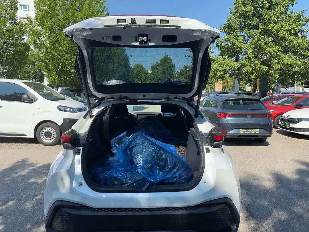 Toyota C-HR Black & White - Thumbnail 9