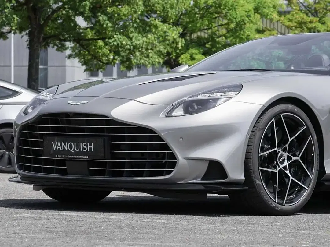 Aston Martin Vanquish Volante - Thumbnail 10