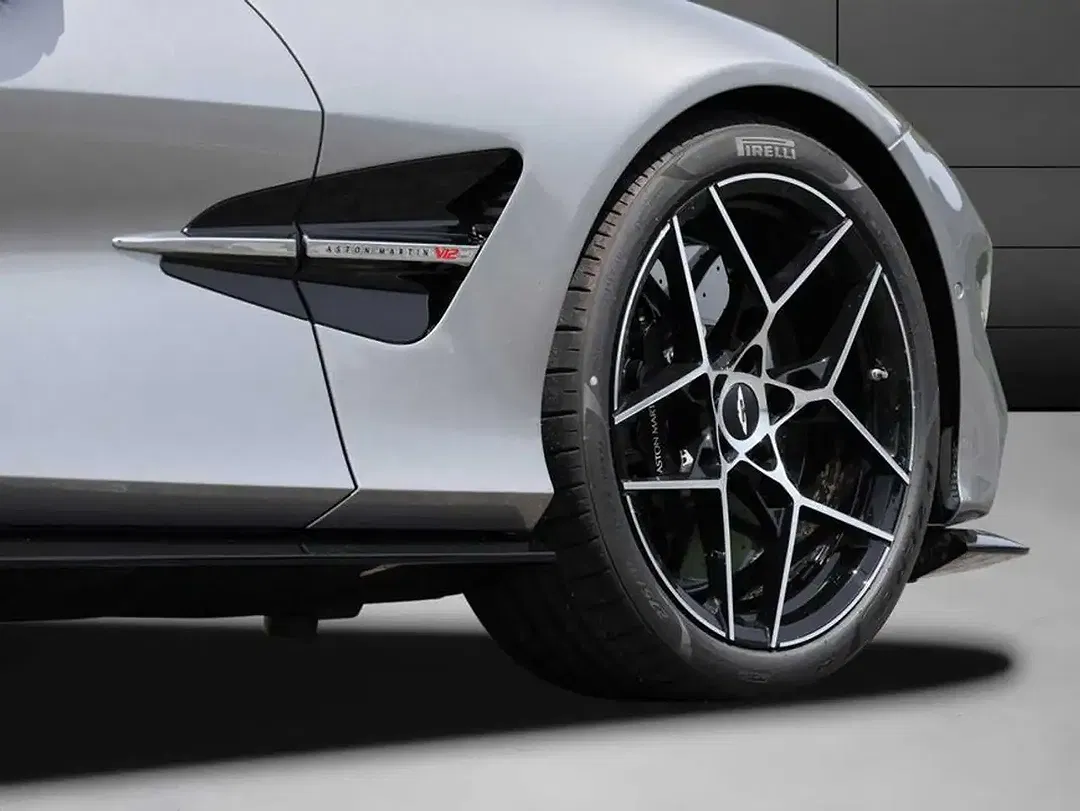 Aston Martin Vanquish Volante - Thumbnail 12