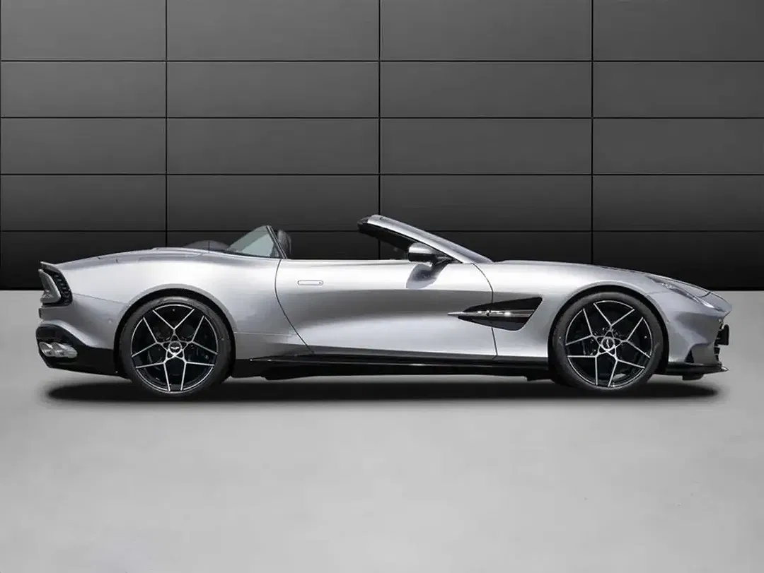 Aston Martin Vanquish Volante - Thumbnail 3