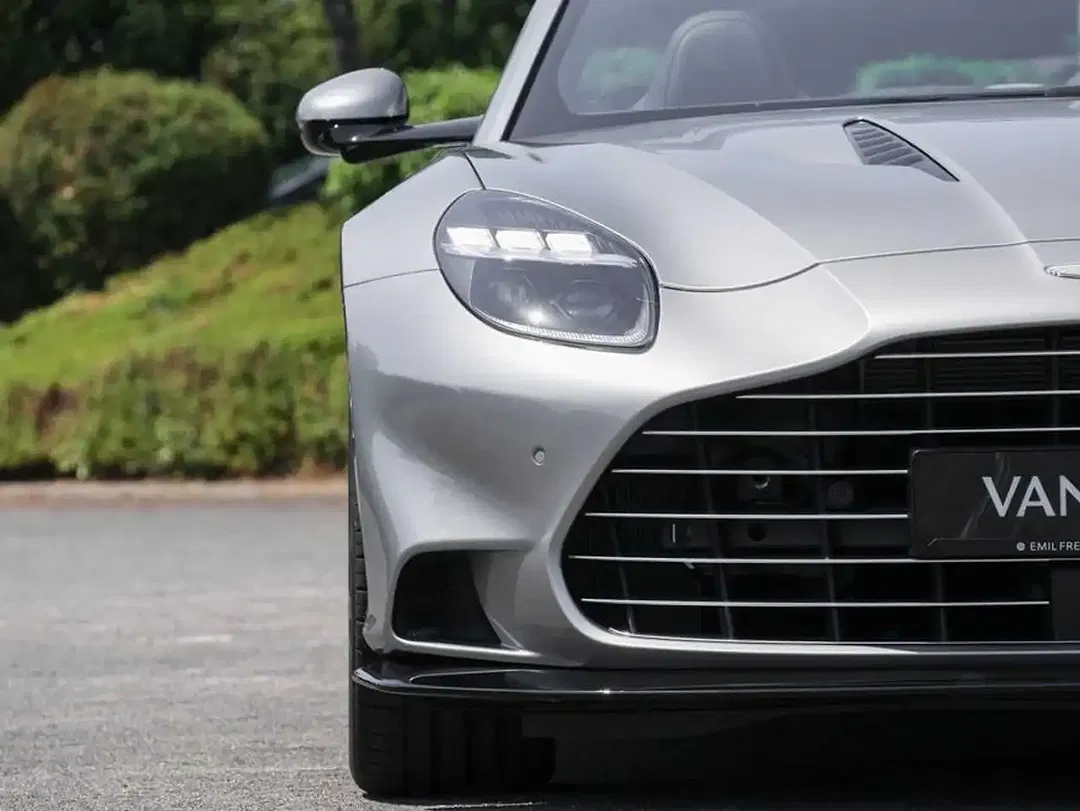 Aston Martin Vanquish Volante - Thumbnail 8