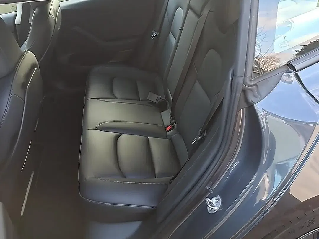 Tesla Model 3 RWD Plus - Thumbnail 4