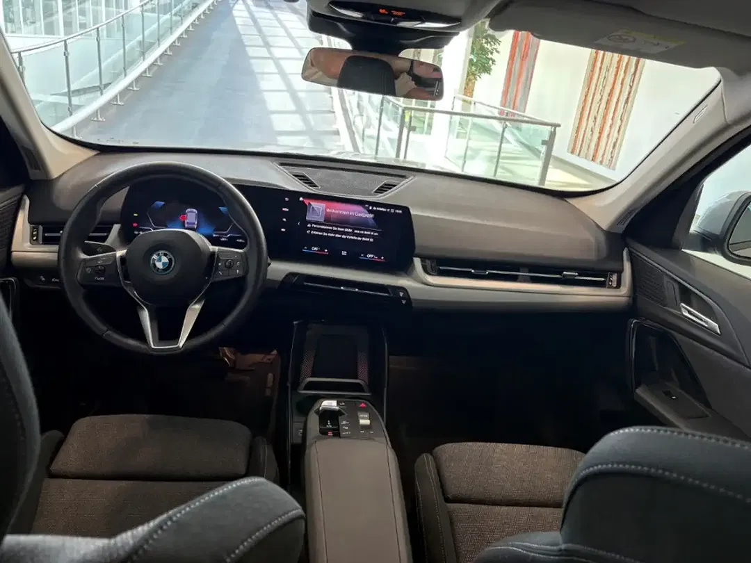 BMW iX1 xDrive - Thumbnail 4