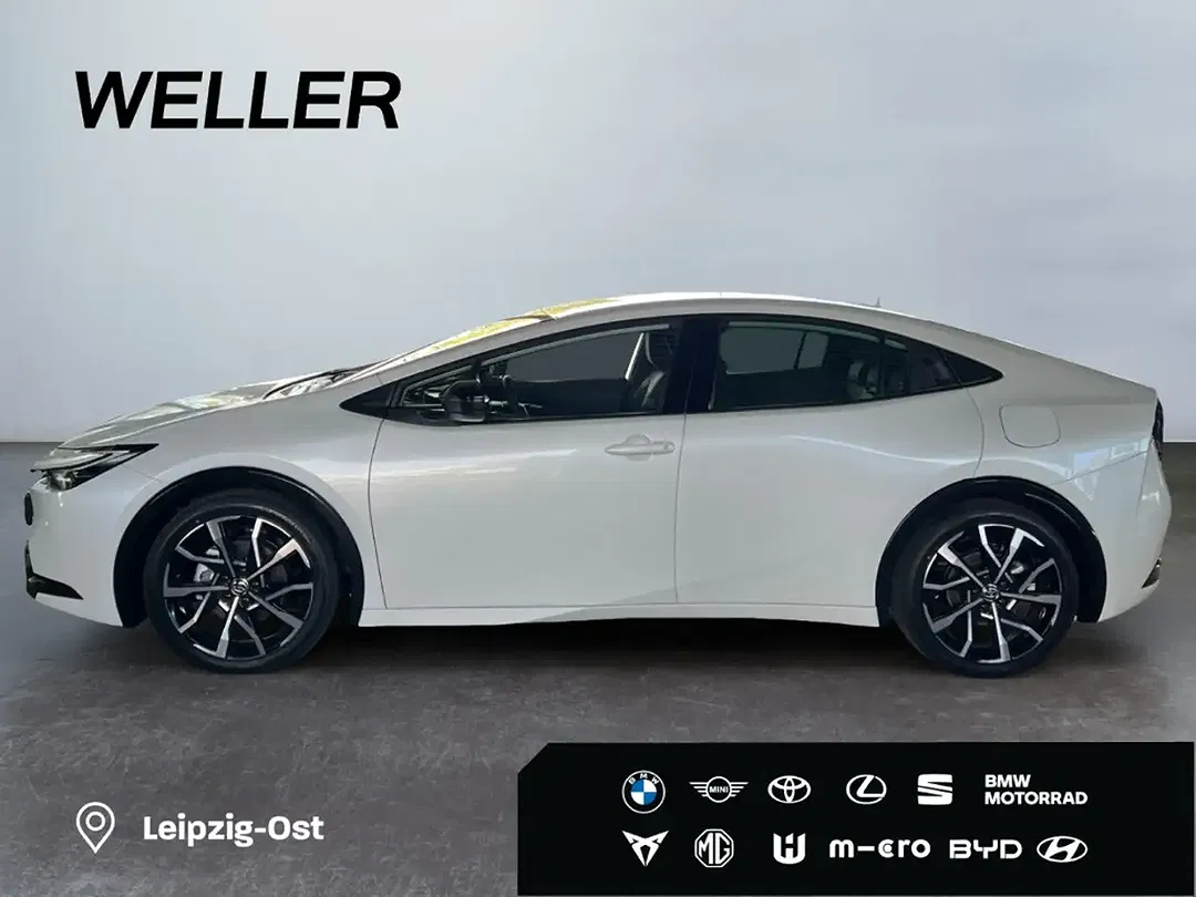 Toyota Prius PHEV Executive - Thumbnail 3