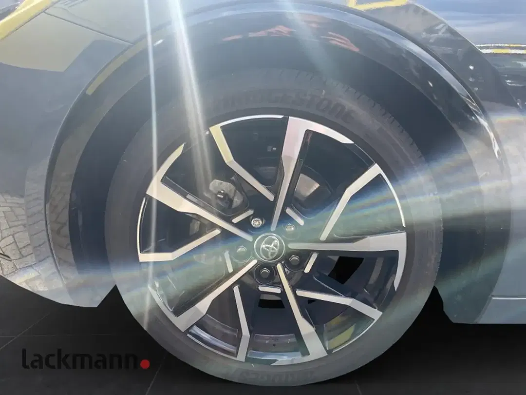 Toyota Prius PHEV Executive - Thumbnail 13