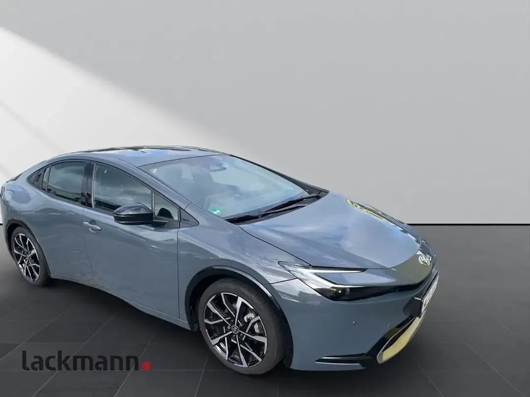 Toyota Prius PHEV Executive - Thumbnail 3