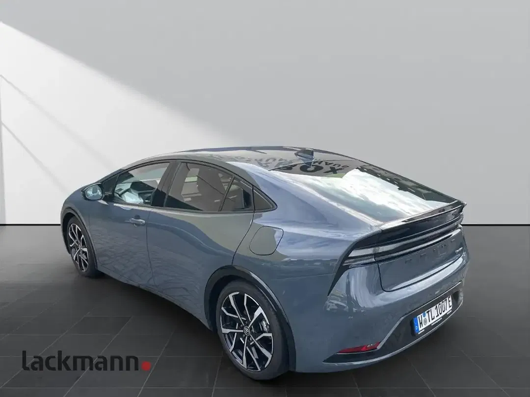 Toyota Prius PHEV Executive - Thumbnail 4