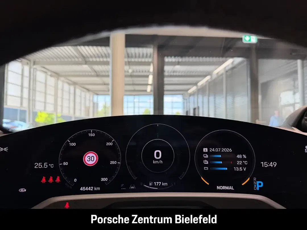 Porsche Taycan - Thumbnail 24