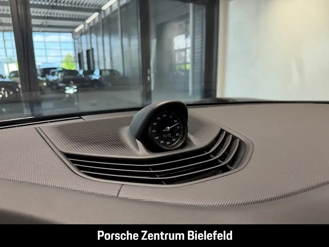 Porsche Taycan - Thumbnail 25