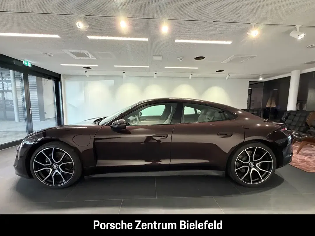 Porsche Taycan - Thumbnail 3