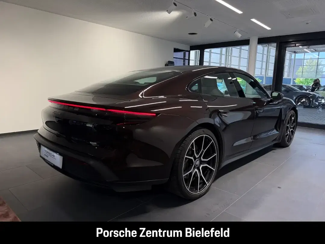 Porsche Taycan - Thumbnail 6