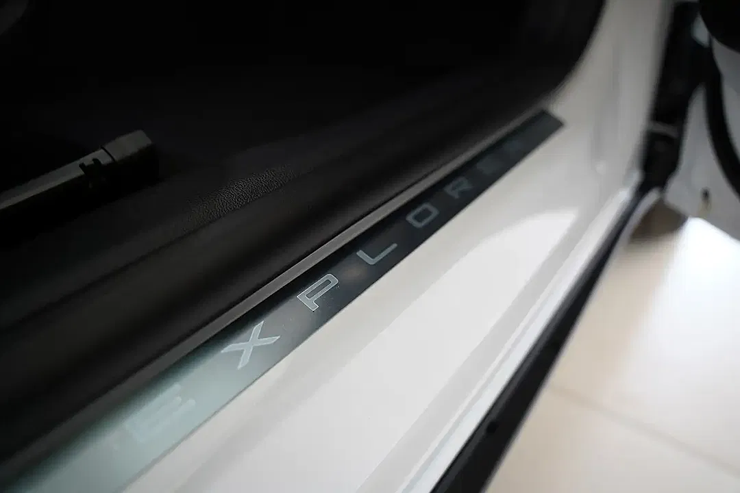 Ford Explorer Premium - Thumbnail 5