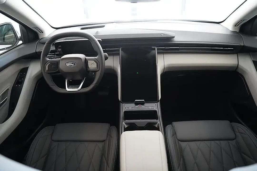 Ford Explorer Premium - Thumbnail 9
