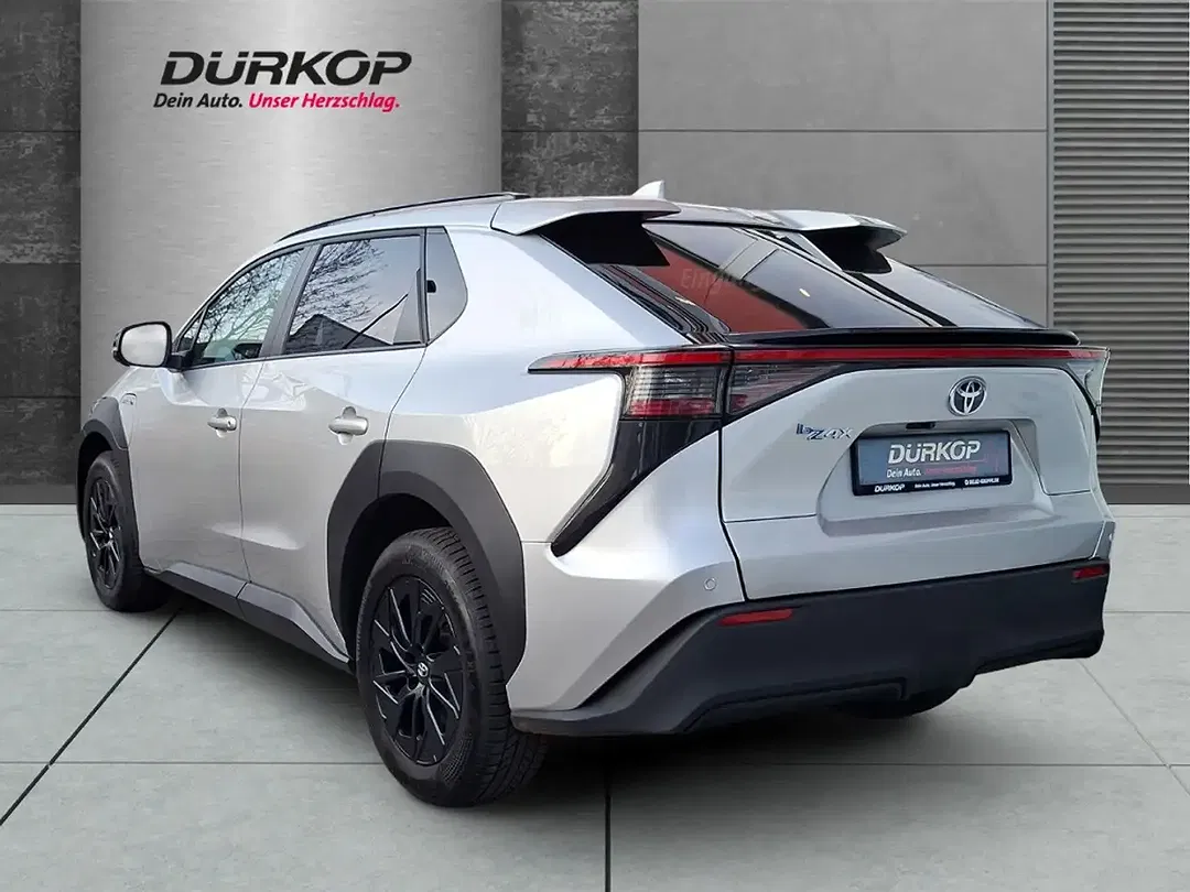 Toyota bZ4X - Thumbnail 3