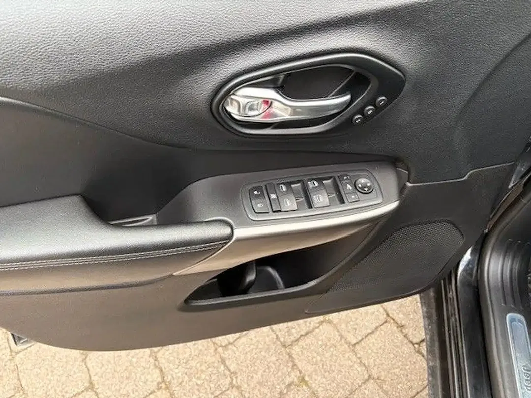 Jeep Cherokee 4x4 Overland - Thumbnail 9