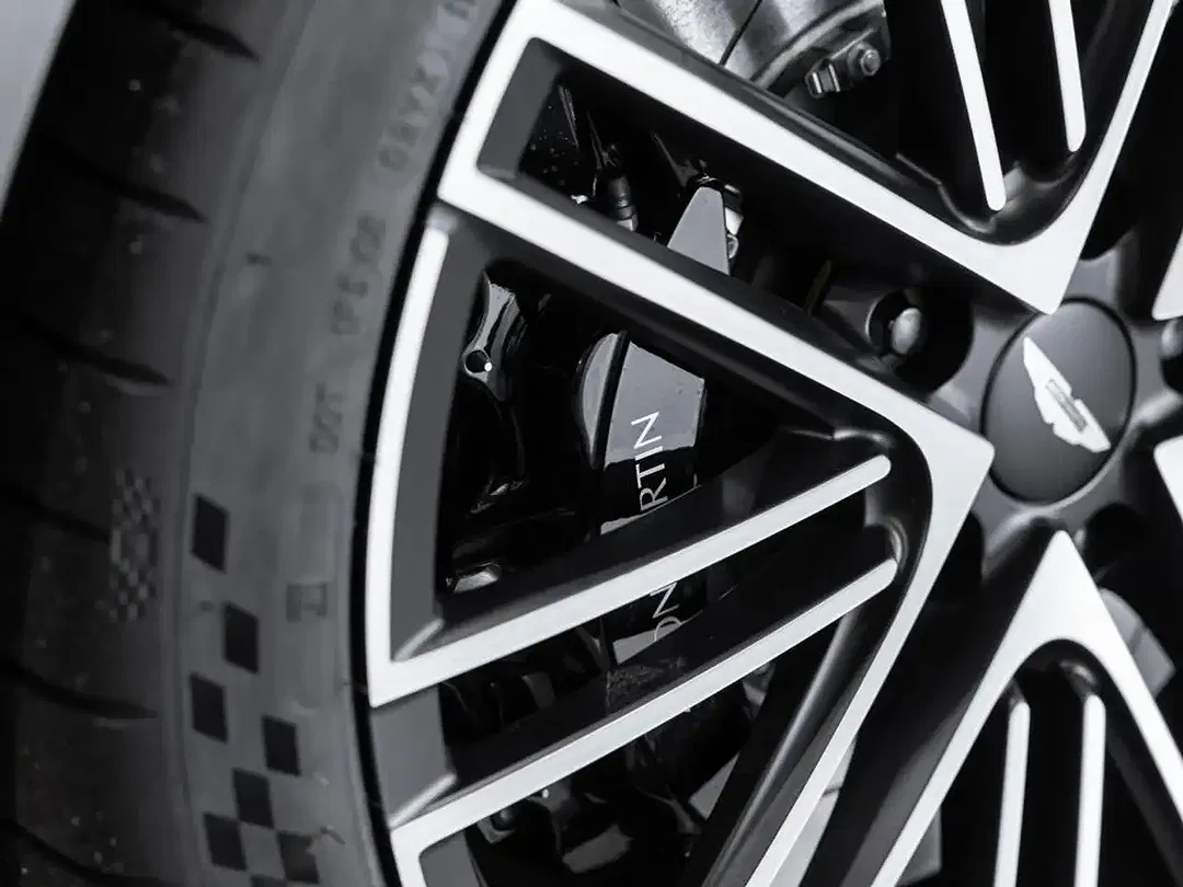 Aston Martin DB12 Coupe - foto 15