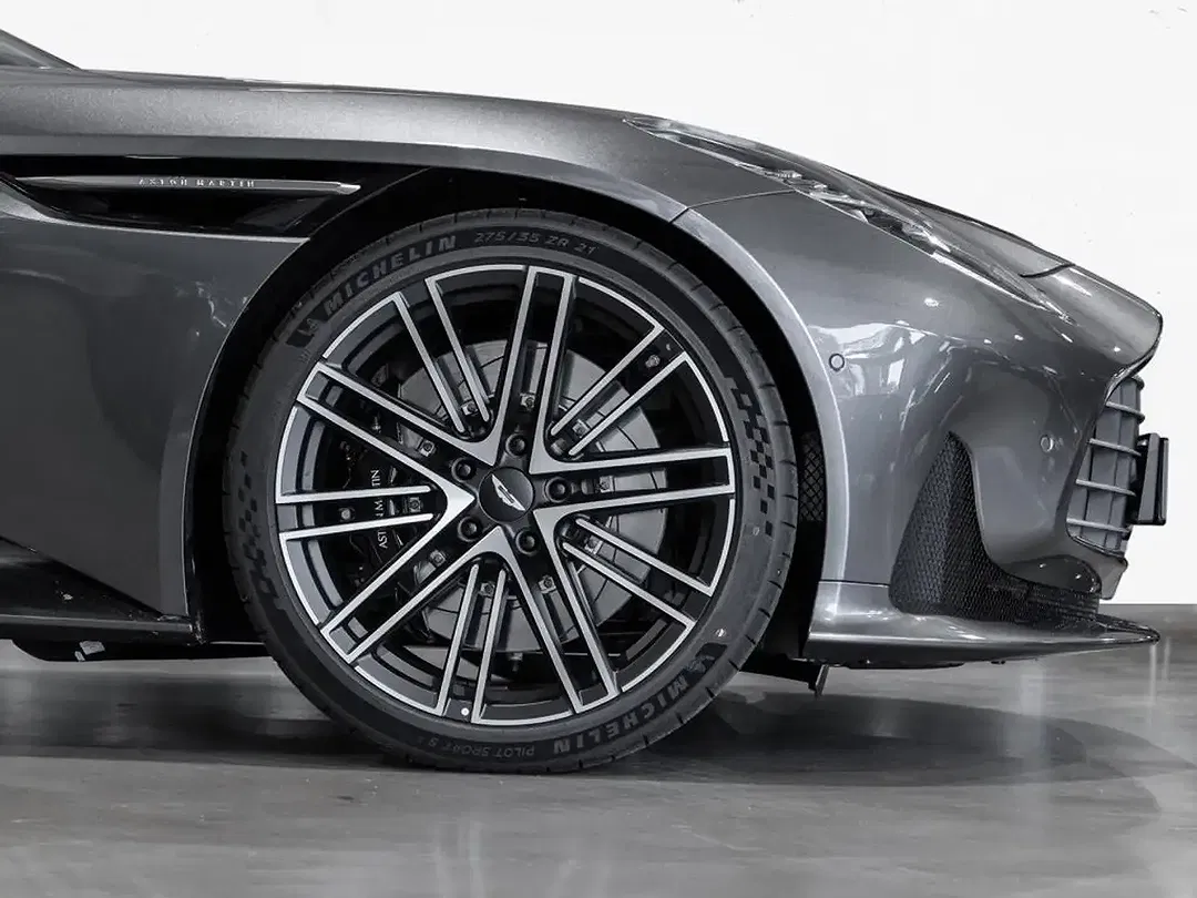 Aston Martin DB12 Coupe - Thumbnail 4