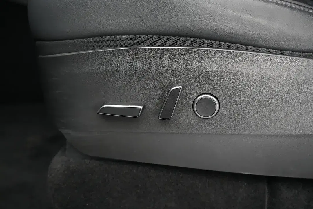 Tesla Model Y Dual Motor Long Range - Thumbnail 19