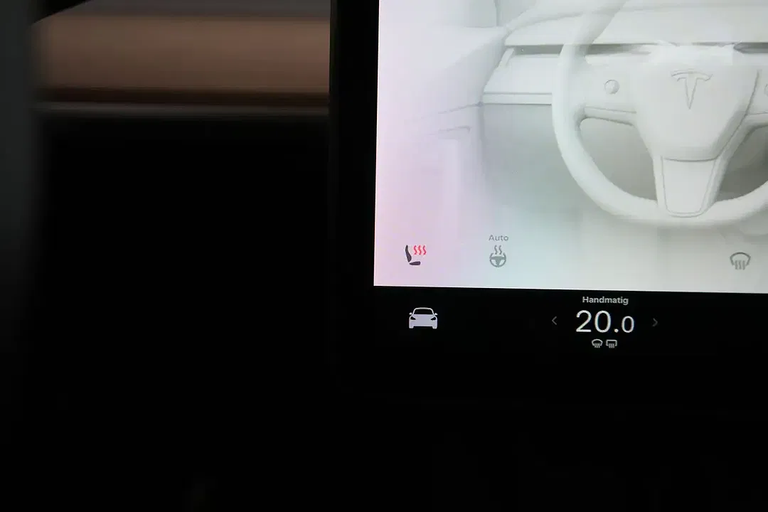 Tesla Model Y Dual Motor Long Range - Thumbnail 21