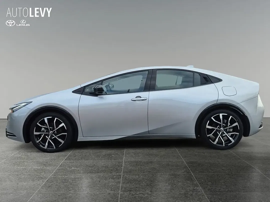 Toyota Prius PHEV Executive - Thumbnail 3