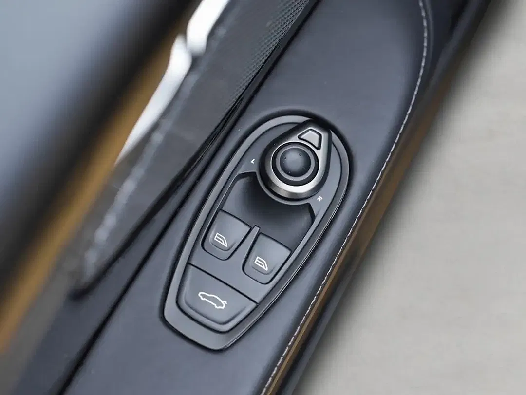 Aston Martin DB12 Volante - Thumbnail 25