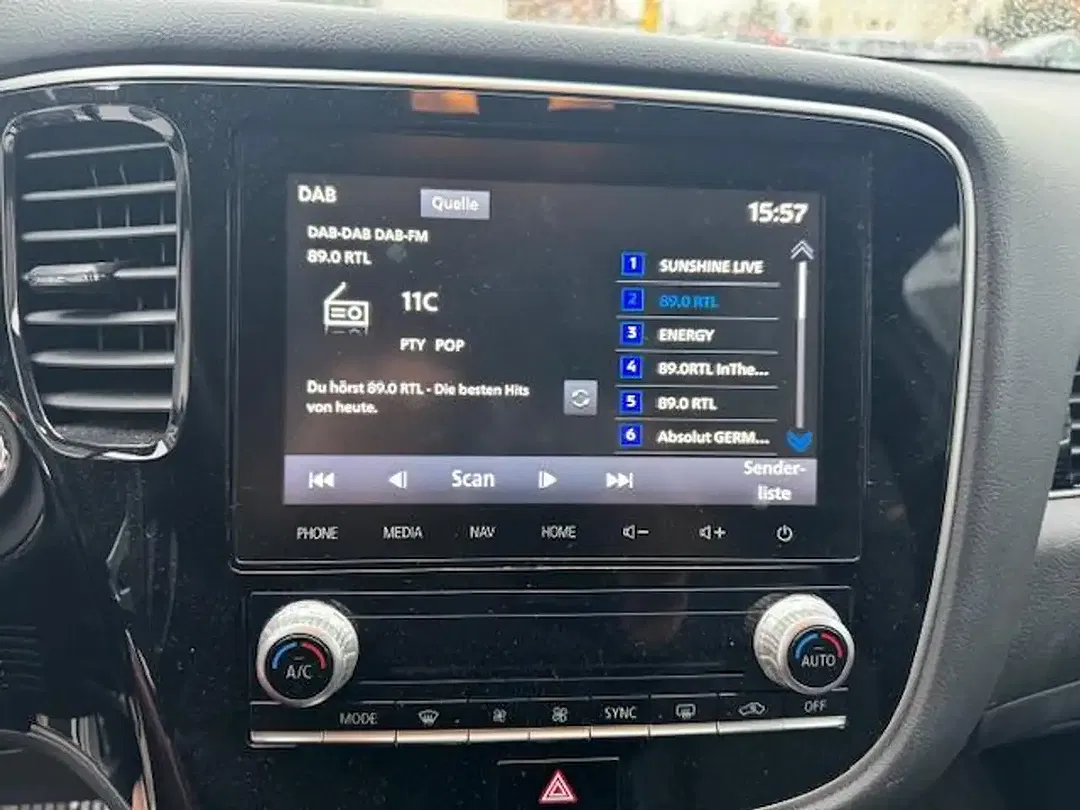 Mitsubishi Outlander PHEV Hybrid 4WD Plus - Thumbnail 10