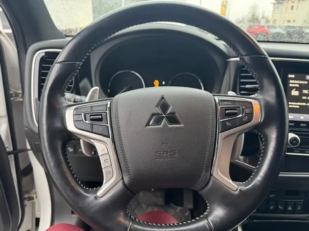 Mitsubishi Outlander PHEV Hybrid 4WD Plus - Thumbnail 11