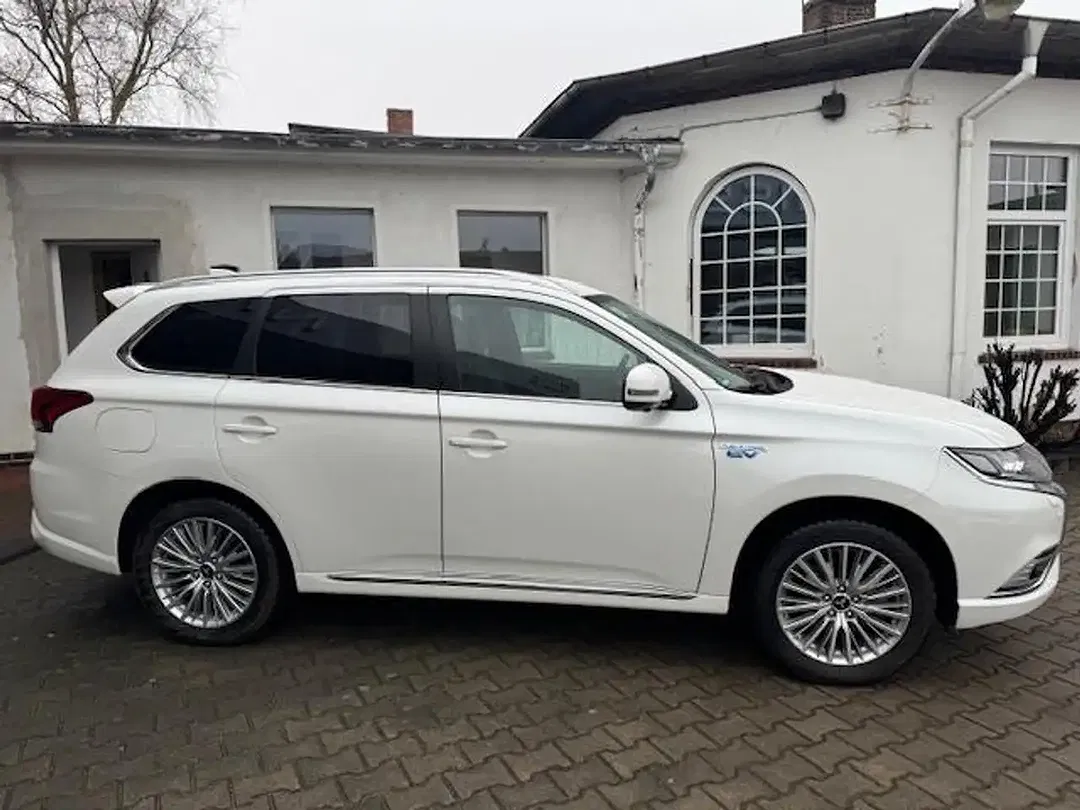 Mitsubishi Outlander PHEV Hybrid 4WD Plus - Thumbnail 3