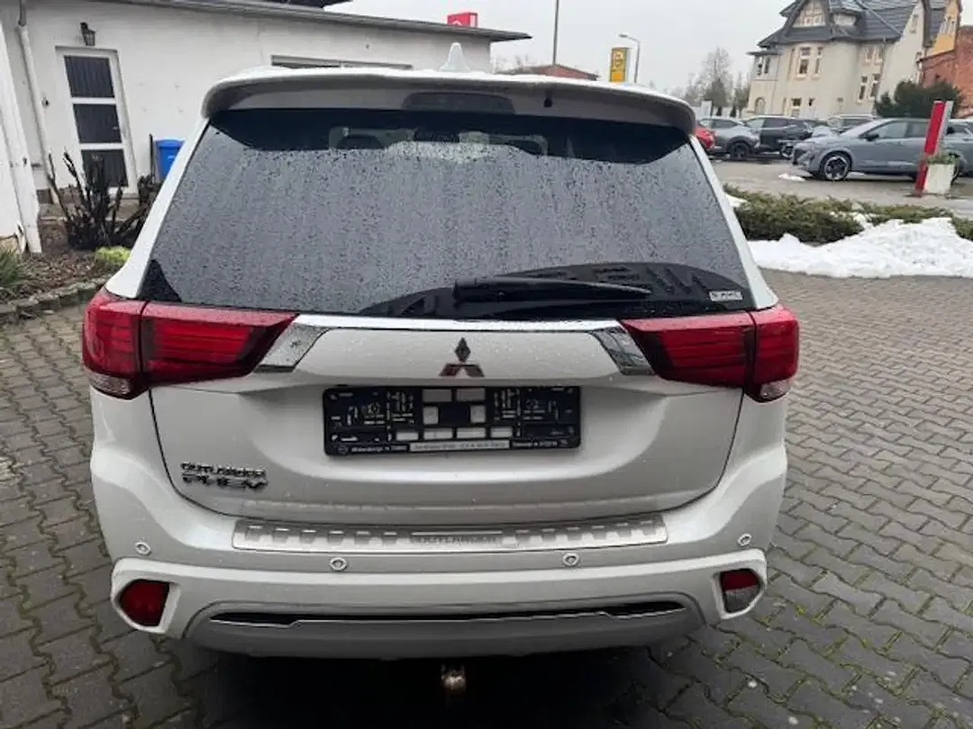 Mitsubishi Outlander PHEV Hybrid 4WD Plus - Thumbnail 4
