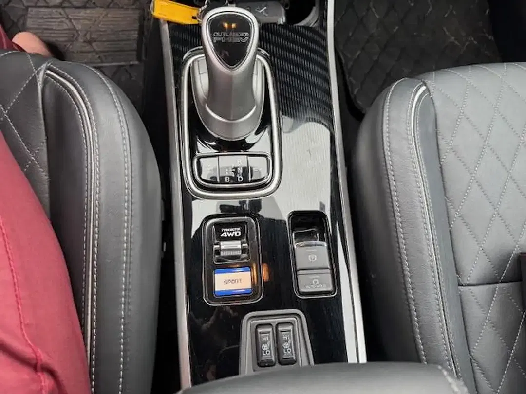 Mitsubishi Outlander PHEV Hybrid 4WD Plus - Thumbnail 7