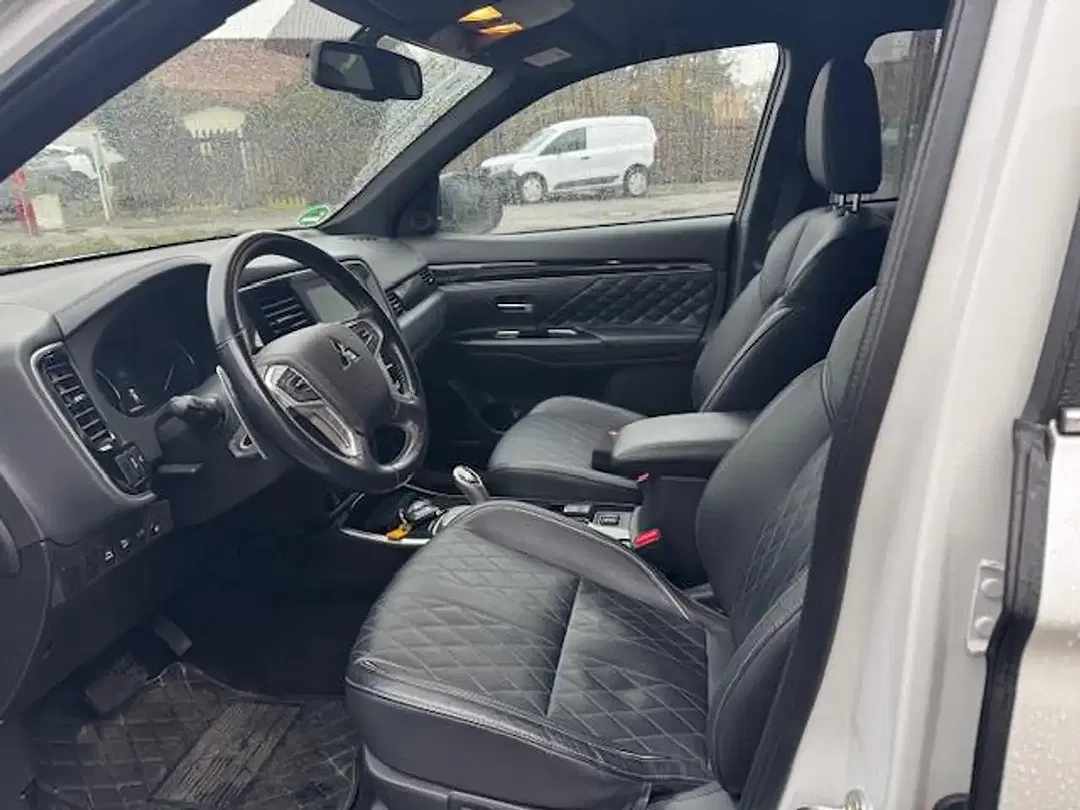 Mitsubishi Outlander PHEV Hybrid 4WD Plus - Thumbnail 8